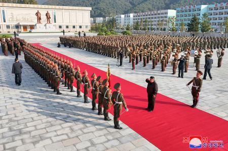 朝鮮人民軍の指揮所を訪れた北朝鮮の金正恩朝鮮労働党総書記（手前右から２人目）＝１７日（朝鮮中央通信＝共同）