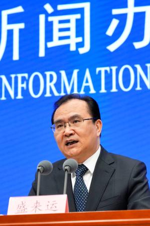 　中国のＧＤＰ速報値などを発表する国家統計局の報道官＝１８日、北京（共同）