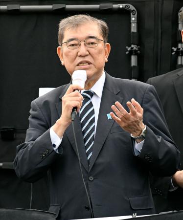 街頭演説する自民党総裁の石破首相＝１８日午後、北海道石狩市