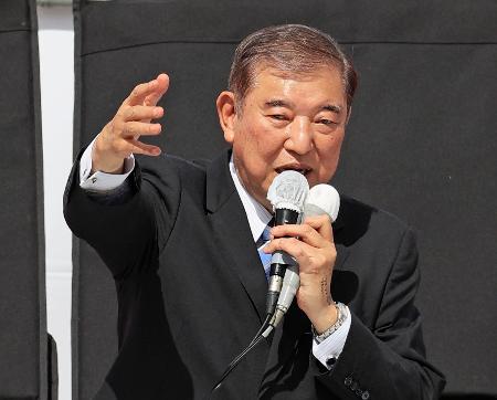 鹿児島県薩摩川内市で街頭演説する自民党総裁の石破首相＝１９日午前