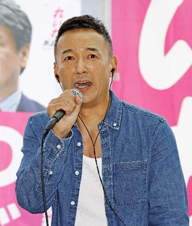 　街頭演説する、れいわ新選組の山本代表＝１９日午後、愛知県豊橋市