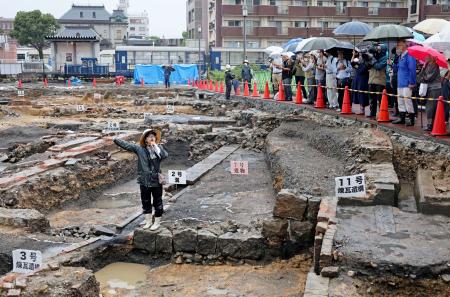 初代門司駅遺構の追加発掘調査結果に関する現地説明会＝１９日午前、北九州市