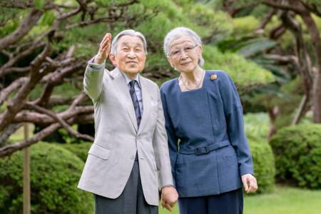 上皇さまと上皇后美智子さま＝４日、東京・元赤坂の赤坂御用地（宮内庁提供）