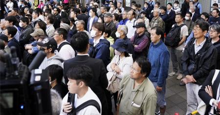 街頭演説に集まった有権者ら＝２０日、東京都内