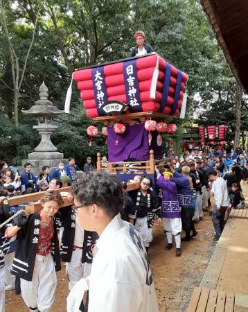 　山車が倒れる事故があった大宮神社の秋祭り＝２０日午前、岡山県浅口市（参加者提供）