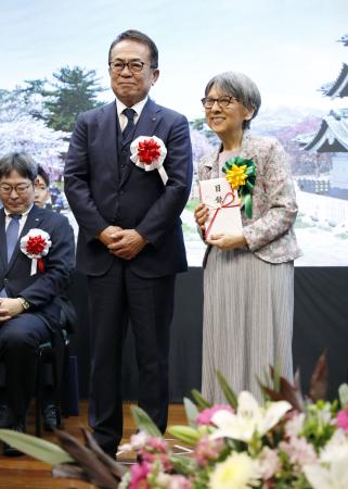 　「在伯青森県人会」の創立７０周年を祝う記念式典に出席した東奥日報社の釆田正之社長（左）と、県人会の渋川名和マリア幸子会長＝２０日、ブラジル・サンパウロ（共同）