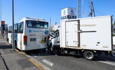 　特別支援学校のスクールバス（左）に追突したトラック＝２１日午前１０時３２分、大阪府高石市