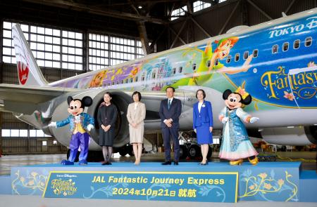 映画「アナと雪の女王」などのキャラクターが描かれた日航の特別塗装機＝２１日午前、羽田空港