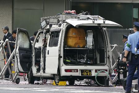 首相官邸前の柵に突っ込んだ車＝１９日、東京都千代田区永田町