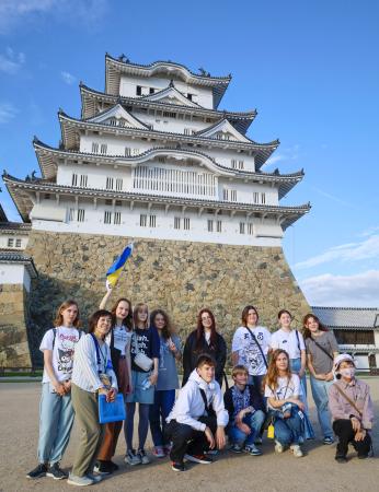 姫路城を訪れた、ウクライナから避難した子どもたち＝２１日午後、兵庫県姫路市