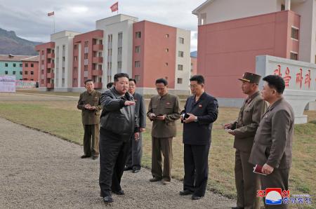 ７月下旬に起きた洪水被害の復旧作業を視察する北朝鮮の金正恩朝鮮労働党総書記（手前左）＝２１日、北朝鮮北部慈江道（朝鮮中央通信＝共同）