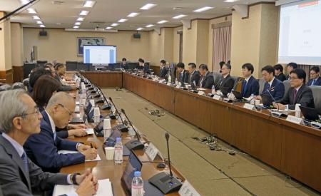 財務省で開かれた財政制度等審議会の分科会＝２２日午前