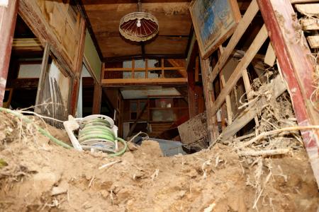 記録的豪雨で輪島中の校庭の土砂が流れ込んだ住宅＝８日、石川県輪島市