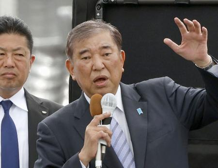 街頭演説する自民党総裁の石破首相＝２２日午後、愛知県岡崎市