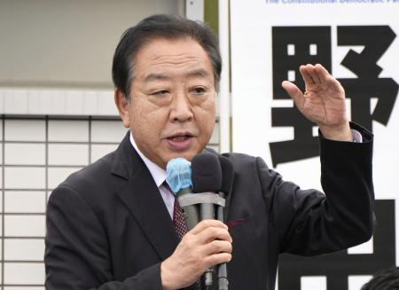 　街頭演説する立憲民主党の野田代表＝２２日午前、埼玉県入間市