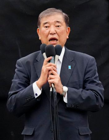 街頭演説する自民党総裁の石破首相＝２２日午後、愛知県小牧市