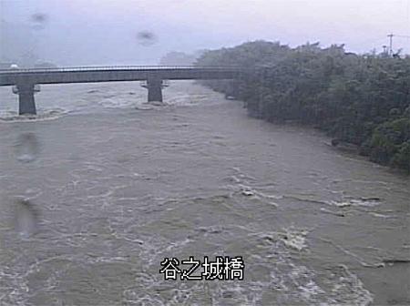 大雨の影響で増水した宮崎県日南市の広渡川のライブカメラ画像＝２２日午後（国交省提供）