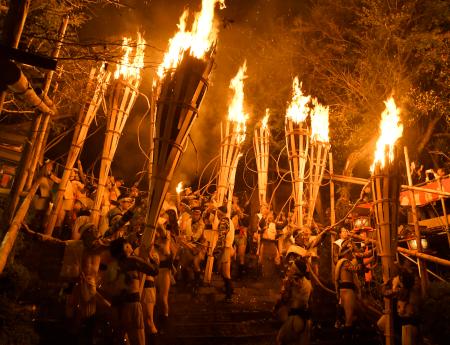 京都市左京区の由岐神社一帯で行われた奇祭「鞍馬の火祭」＝２２日夜