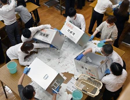 ２０２１年衆院選の開票作業