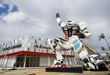 　大阪・関西万博の会場で報道陣に公開された実物大ガンダム像の設置作業＝２３日午前、大阪市の夢洲（Ｃ）創通・サンライズ