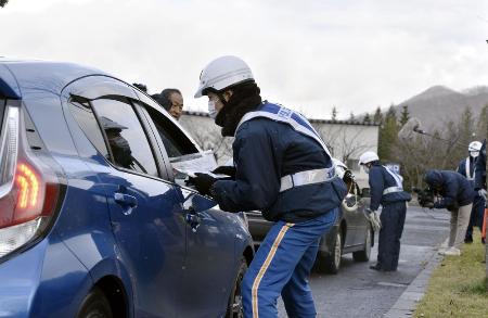 走行中の軽乗用車からタイヤが外れ女児に衝突した事故を受け、現場近くで実施された検問＝２０２３年１１月２４日、札幌市西区