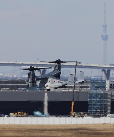 陸上自衛隊木更津駐屯地を離陸する輸送機Ｖ２２オスプレイ＝３月２１日、千葉県木更津市