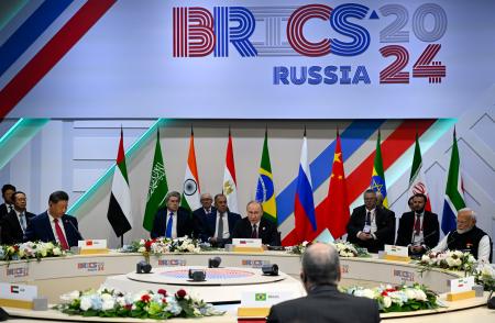 ２３日、ロシア中部カザンで、ＢＲＩＣＳ首脳会議に参加するロシアのプーチン大統領（中央）ら各国首脳（ＡＰ＝共同）