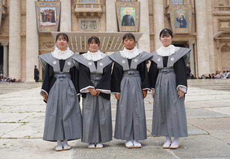 　ローマ教皇フランシスコの一般謁見に参列後、写真に納まる長崎県南島原市の中学生ら＝２３日、バチカン（共同）