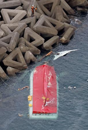 三重県鳥羽市の答志島沖で転覆した漁船＝２４日午前１０時１２分（共同通信社ヘリから）