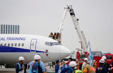 羽田空港で着陸に失敗した航空機が炎上し、多数の負傷者が出たとの想定で行われた大規模訓練＝２４日午後