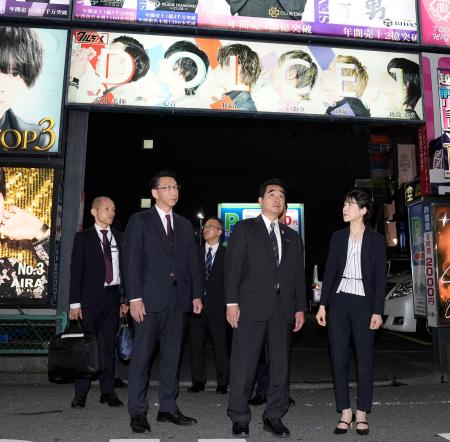 東京・新宿の歌舞伎町を視察する坂井国家公安委員長（中央）＝２４日夜