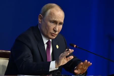 記者会見で質問に答えるロシアのプーチン大統領＝２４日、カザン（ゲッティ＝共同）