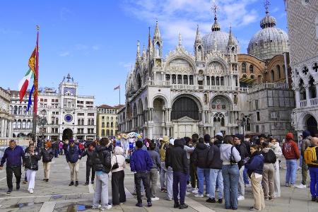 観光客で混雑するサンマルコ広場＝４月、イタリア・ベネチア