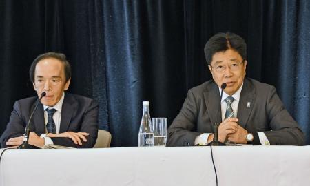 　記者会見する加藤財務相（右）と日銀の植田総裁＝２４日、ワシントン（共同）