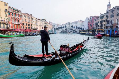 　イタリア・ベネチアの運河を巡るゴンドラ＝２０２１年１０月（ロイター＝共同）