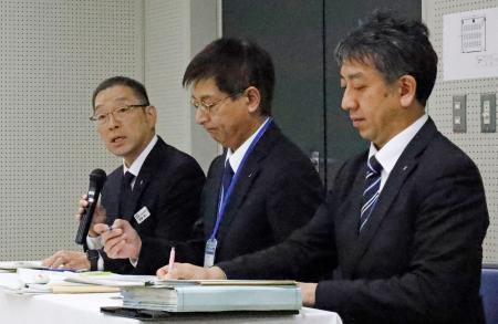 記者会見する北海道教育委員会の担当者＝２５日午前、札幌市