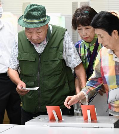 　衆院選の期日前投票をする袴田巌さん（左）。右は姉ひで子さん＝２５日午後、浜松市役所