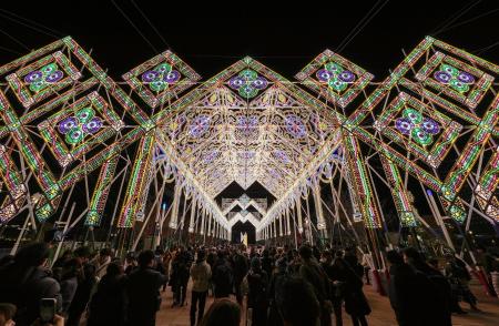 今年１月に行われた「神戸ルミナリエ」の光の回廊「ガレリア」＝神戸市