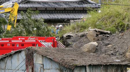 家屋が巻き込まれた宮崎県延岡市の土砂崩れ現場＝２３日午後