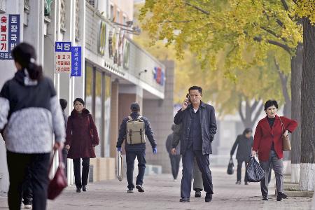 平壌市内を歩く市民ら＝２５日