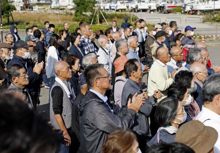 石川県輪島市で行われた街頭演説に集まった有権者ら＝２６日午前