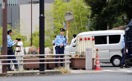 警視庁公安部による実況見分が行われた首相官邸前の現場＝２６日午後０時５分ごろ