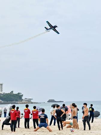 和歌山県白浜町の白良浜上空で開かれた「南紀白浜エアショー」＝２６日午前