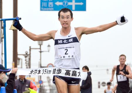 ２時間２１分４７秒の世界記録で優勝した男子の川野将虎＝山形県高畠町