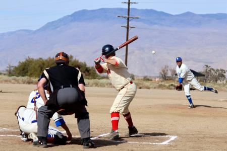 ２６日、米カリフォルニア州インデペンデンスのマンザナー強制収容所跡地で、野球の試合をする日系人ら（共同）