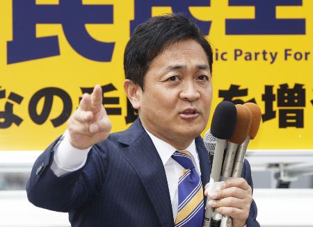 街頭演説する国民民主党の玉木代表＝２６日午前、福岡市