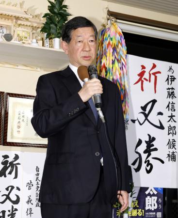 　宮城４区で敗北し、敗戦の弁を述べる自民党の伊藤信太郎氏＝２７日夜、宮城県利府町