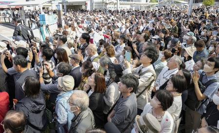 街頭演説に集まった有権者ら＝２０日、大阪府内