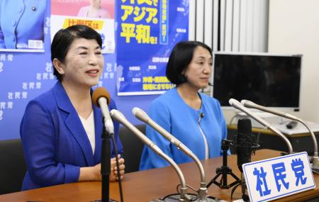 記者会見する社民党の福島党首（左）＝２７日午後８時２２分、東京都中央区