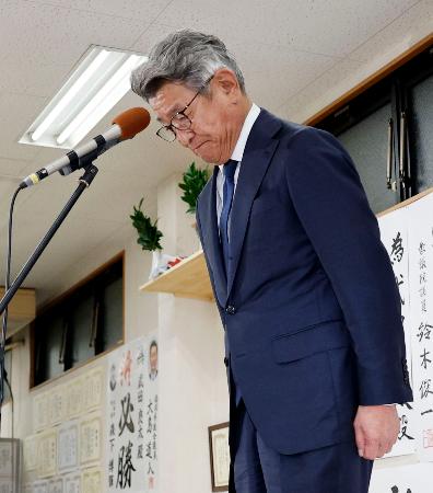 福岡１１区で落選が決まり、厳しい表情を浮かべる自民党の武田良太元総務相＝２７日深夜、福岡県田川市